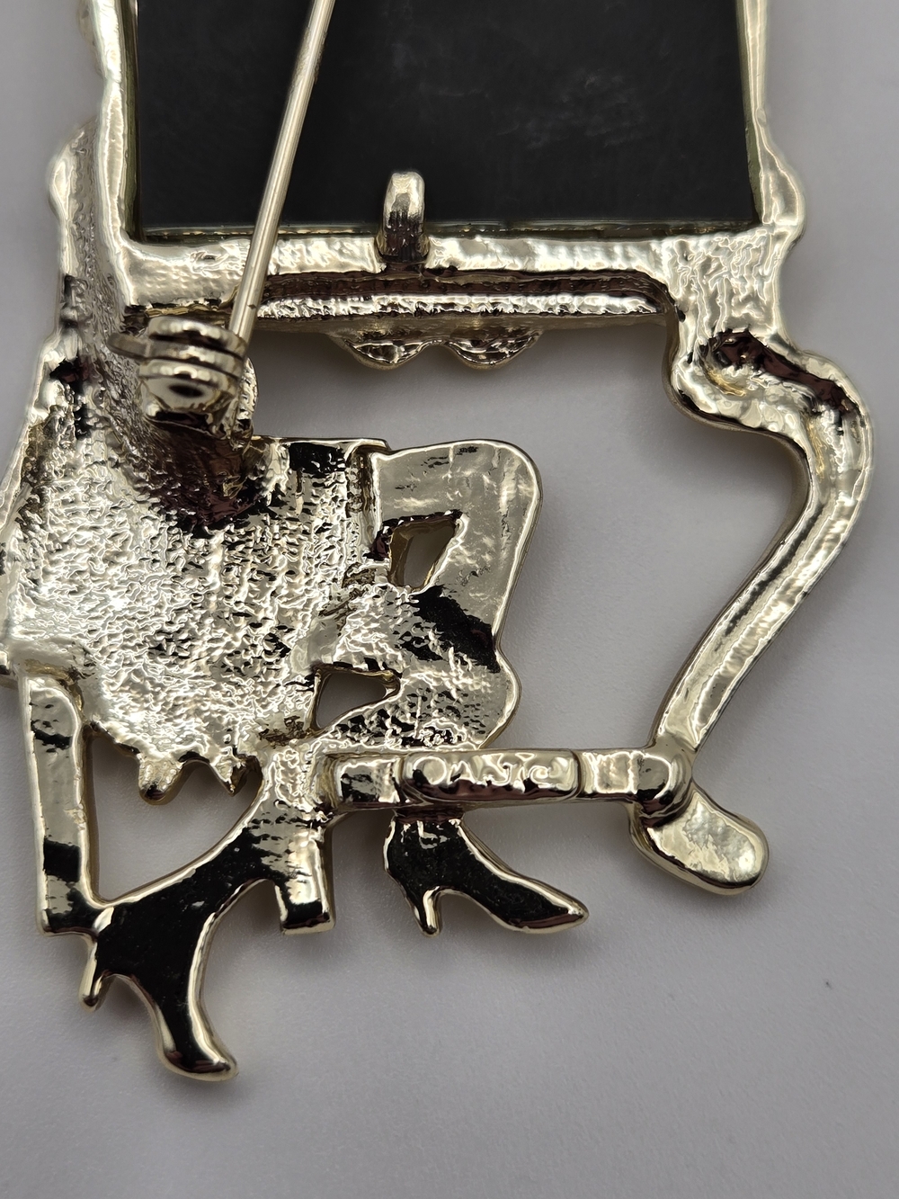 Vintage AJC Gold Tone Lady at Vanity Brooch – Figural Boudoir Pin - Picture 5 of 6